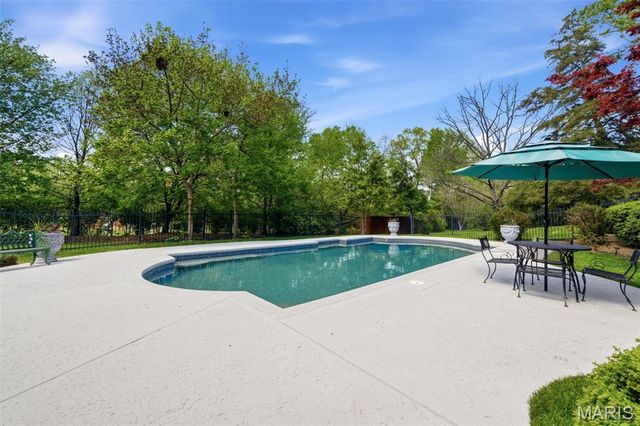 32 Huntleigh Downs Road, Frontenac, MO 63131