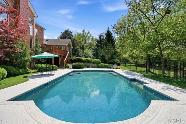 32 Huntleigh Downs Road, Frontenac, MO 63131