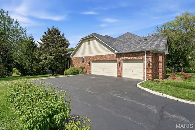 32 Huntleigh Downs Road, Frontenac, MO 63131