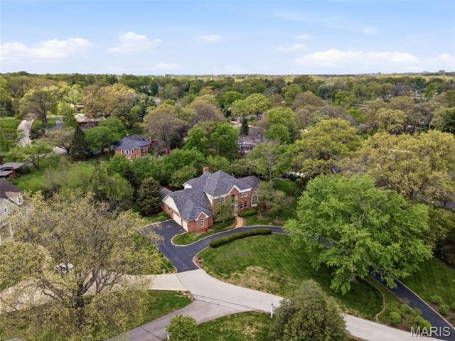 32 Huntleigh Downs Road, Frontenac, MO 63131