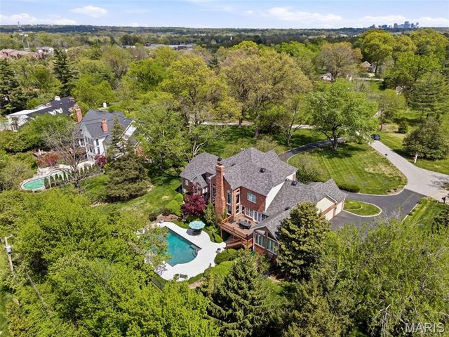 32 Huntleigh Downs Road, Frontenac, MO 63131