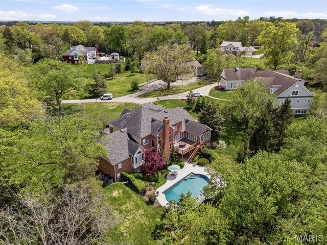 32 Huntleigh Downs Road, Frontenac, MO 63131