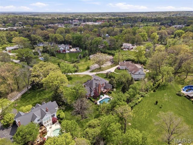 32 Huntleigh Downs Road, Frontenac, MO 63131