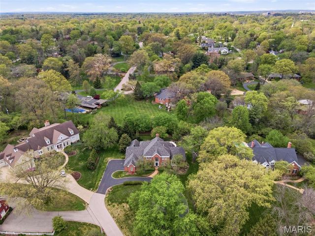 32 Huntleigh Downs Road, Frontenac, MO 63131