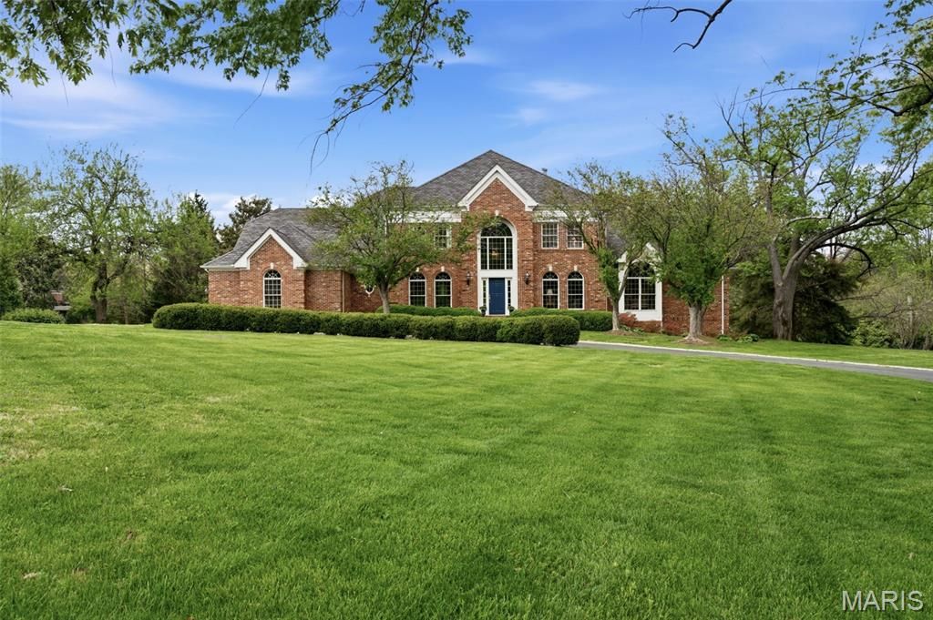 32 Huntleigh Downs Road, Frontenac, MO 63131