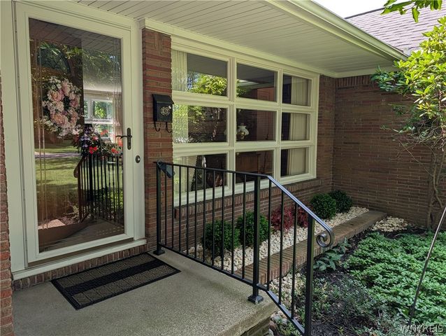 8325 Vernon Circle, Clarence, NY 14221
