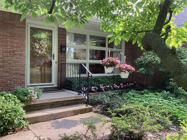 8325 Vernon Circle, Clarence, NY 14221