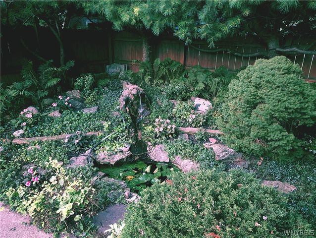 8325 Vernon Circle, Clarence, NY 14221