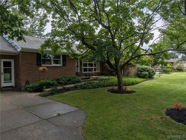 8325 Vernon Circle, Clarence, NY 14221
