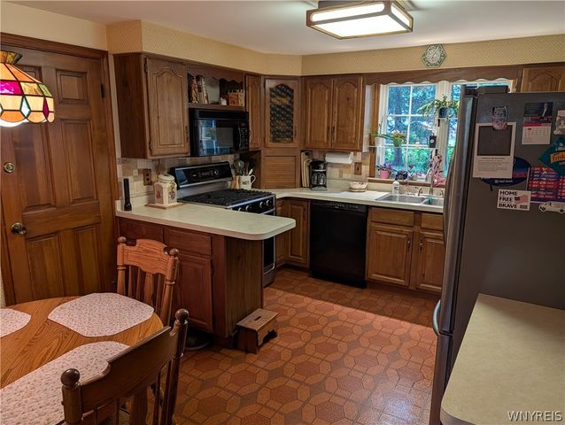 8325 Vernon Circle, Clarence, NY 14221