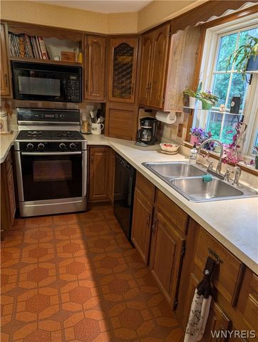 8325 Vernon Circle, Clarence, NY 14221