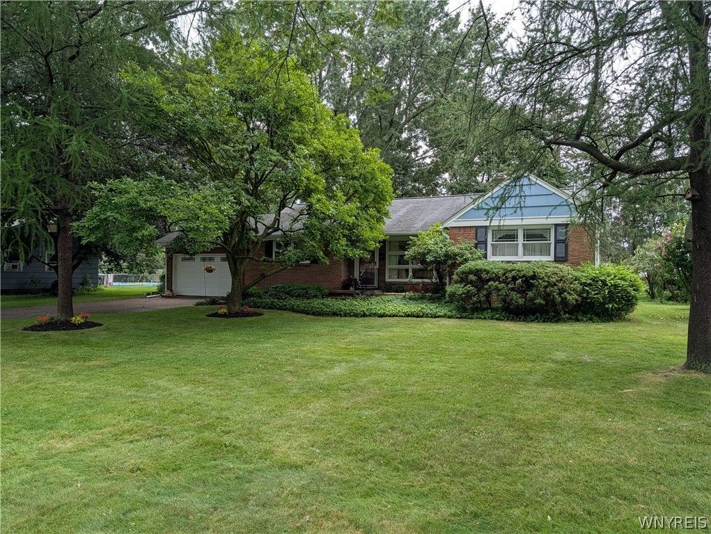 8325 Vernon Circle, Clarence, NY 14221