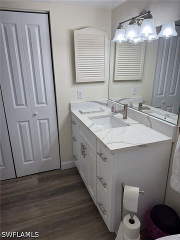 1900 Alamanda DR 202, Naples, FL 34102