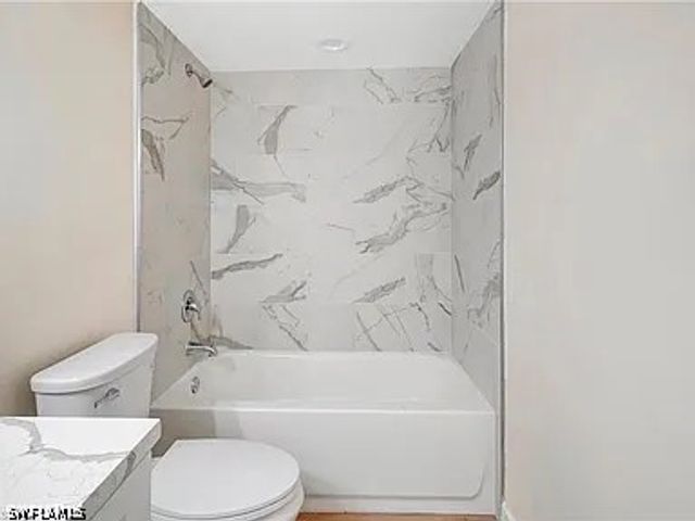 1900 Alamanda DR 202, Naples, FL 34102