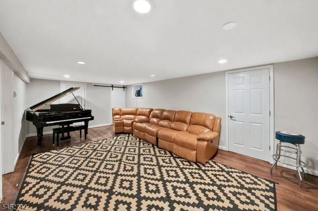 17 Harrison Ave, Long Hill Twp., NJ 07933