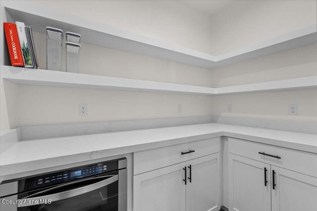 9345 N Secretariat Ln, Hayden, ID 83835