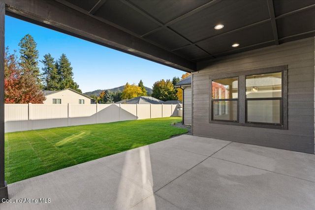 9345 N Secretariat Ln, Hayden, ID 83835