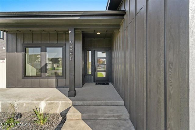 9345 N Secretariat Ln, Hayden, ID 83835