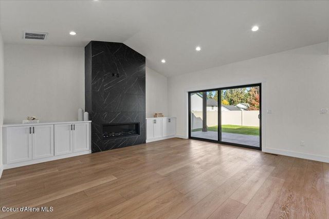 9345 N Secretariat Ln, Hayden, ID 83835