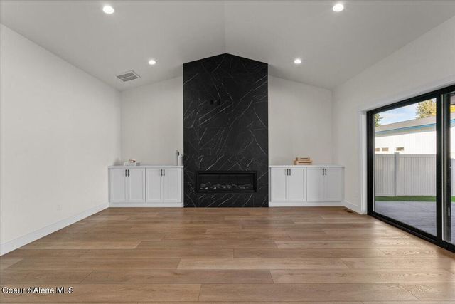 9345 N Secretariat Ln, Hayden, ID 83835