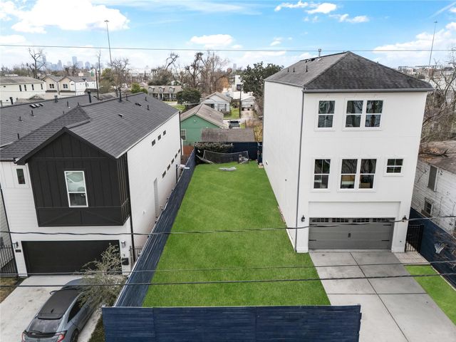 120 E 32nd Street A, Houston, TX 77018