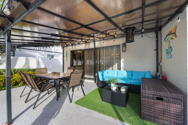 15881 SW 8th Avenue, Delray Beach, FL 33444