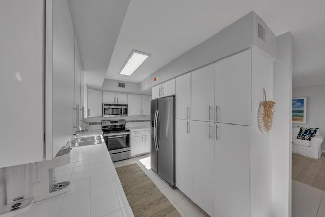 5380 N Ocean Drive 4a, Singer Island, FL 33404