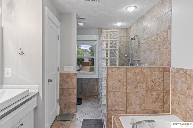 17305 Welch Circle, Omaha, NE 68135