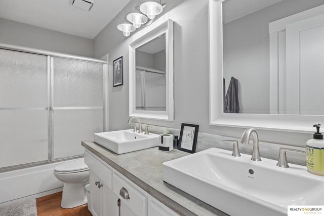 17305 Welch Circle, Omaha, NE 68135