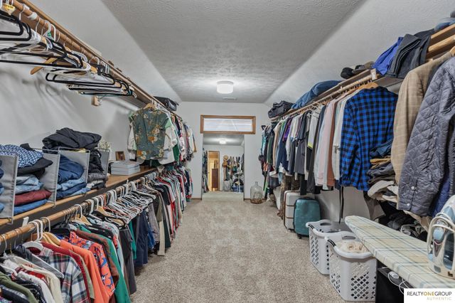 17305 Welch Circle, Omaha, NE 68135