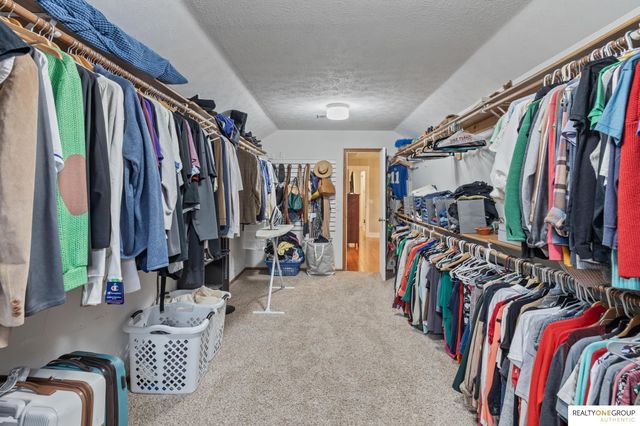 17305 Welch Circle, Omaha, NE 68135