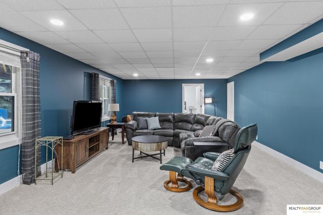 17305 Welch Circle, Omaha, NE 68135