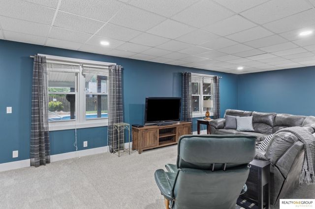 17305 Welch Circle, Omaha, NE 68135
