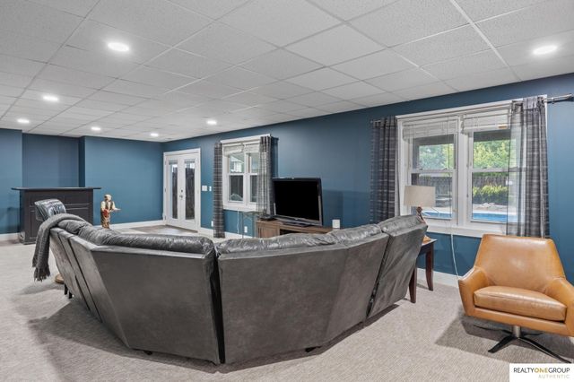 17305 Welch Circle, Omaha, NE 68135