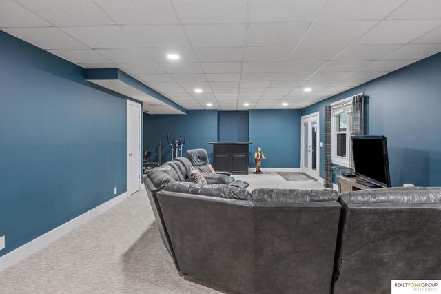 17305 Welch Circle, Omaha, NE 68135