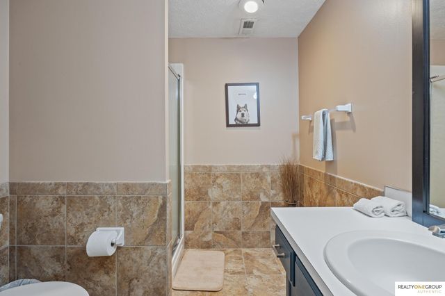 17305 Welch Circle, Omaha, NE 68135