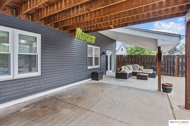 17305 Welch Circle, Omaha, NE 68135