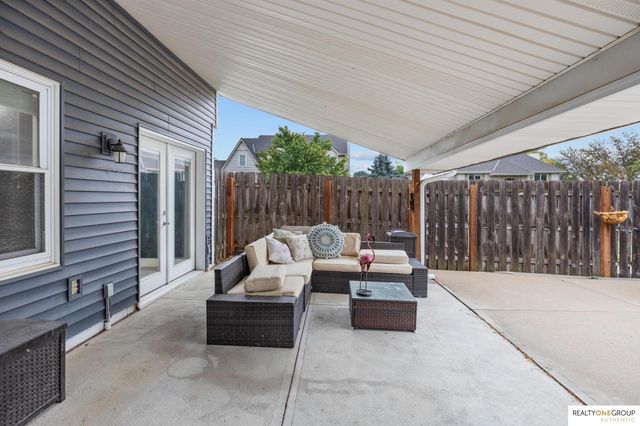 17305 Welch Circle, Omaha, NE 68135