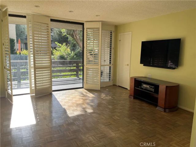 21801 Burbank 83, Woodland Hills, CA 91367