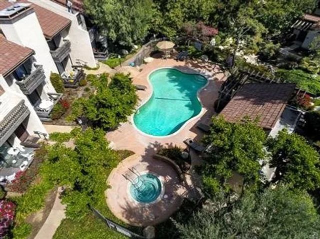 21801 Burbank 83, Woodland Hills, CA 91367
