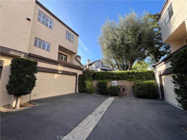 21801 Burbank 83, Woodland Hills, CA 91367