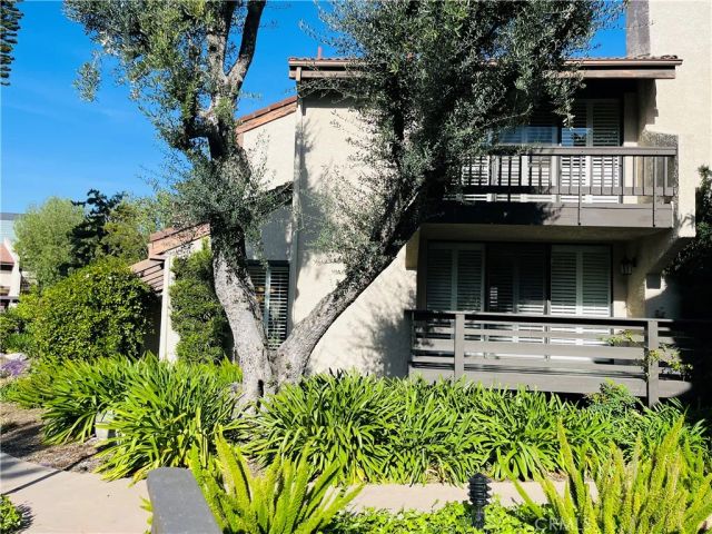 21801 Burbank 83, Woodland Hills, CA 91367
