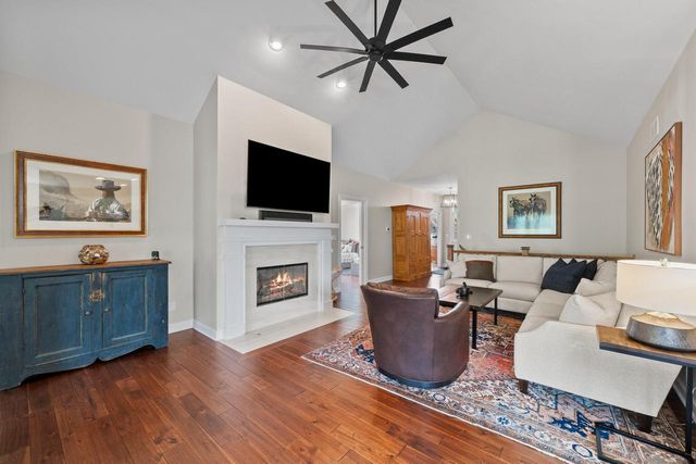 109 Lake Vista CIRCLE, Fontana, WI 53125