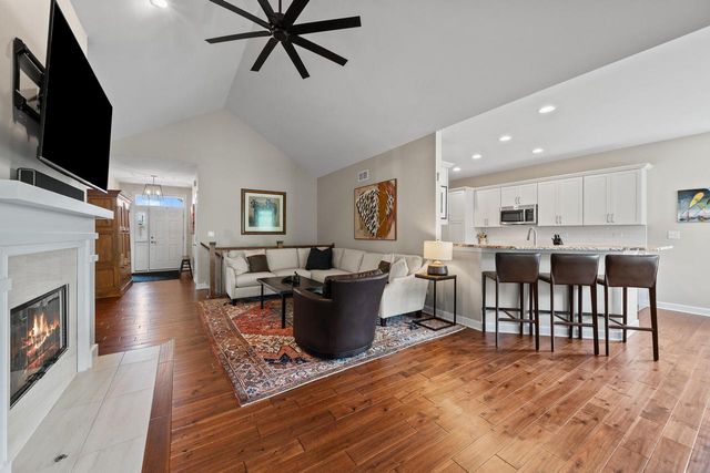 109 Lake Vista CIRCLE, Fontana, WI 53125