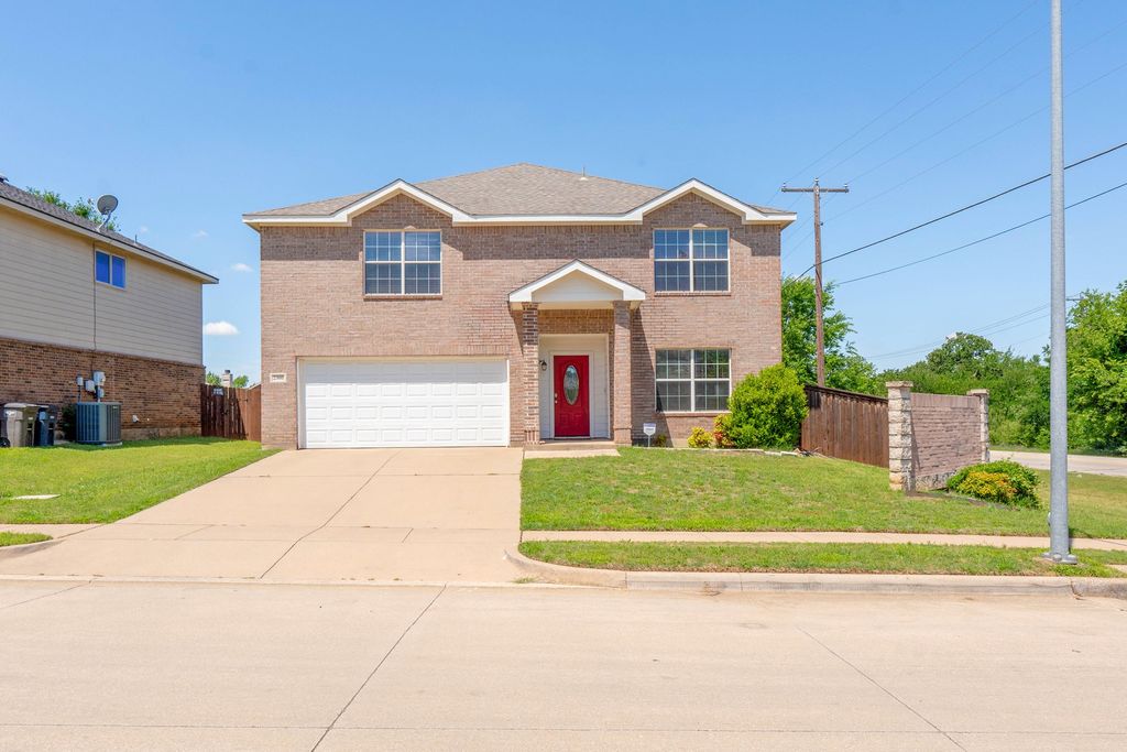 2300 Ash Grove Trail, Fort Worth, TX 76112