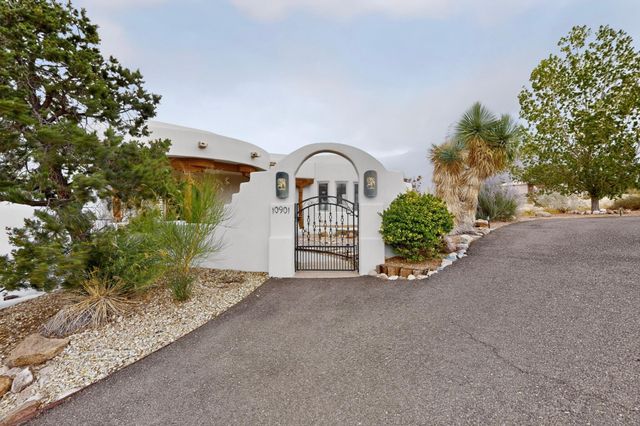 10901 Elena Drive NE, Albuquerque, NM 87122
