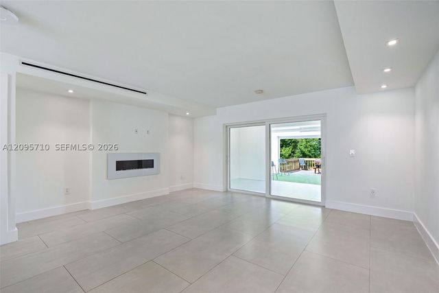 1369 W 69th St, Hialeah, FL 33014