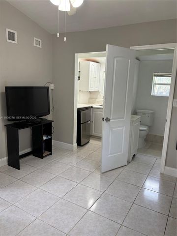 911 SW 51st Ave, Plantation, FL 33317