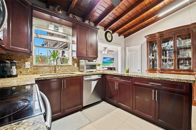 911 SW 51st Ave, Plantation, FL 33317