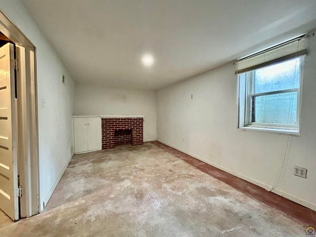 3119 SW 11th ST, Topeka, KS 66604